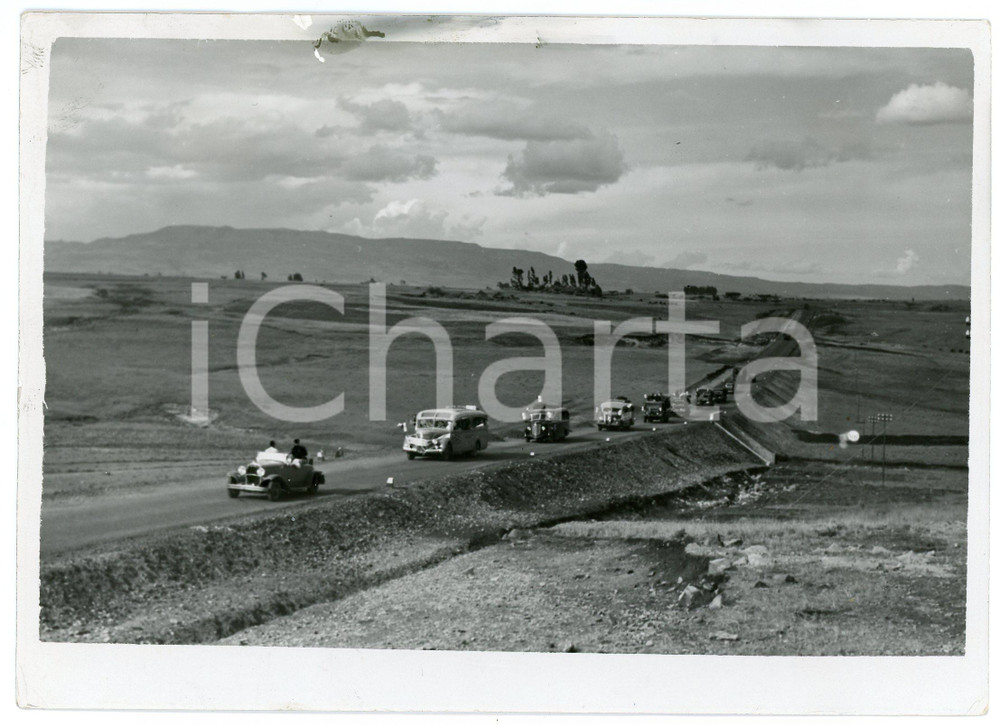 1939 ADDIS ABEBA Arrivo dei coloni dell'Opera Nazionale Combattenti - Foto  Fotografia originale d'epoca, con timbro datario e didascalia al verso. POOR/danneggiato Smussature agli angoli, macchia e abrasione al margine superiore, graffi al recto Formato: 18x13  cm originale e autentica 1