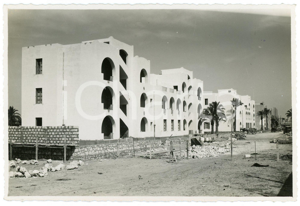 1932 TRIPOLI (LIBIA) Case popolari - Foto 16x11 cm  Fotografia originale d'epoca, con timbro datario e didascalia al verso.FOTOGRAFO: U. Pineschi GOOD/buono  Formato: 16x11 cm originale e autentica 1