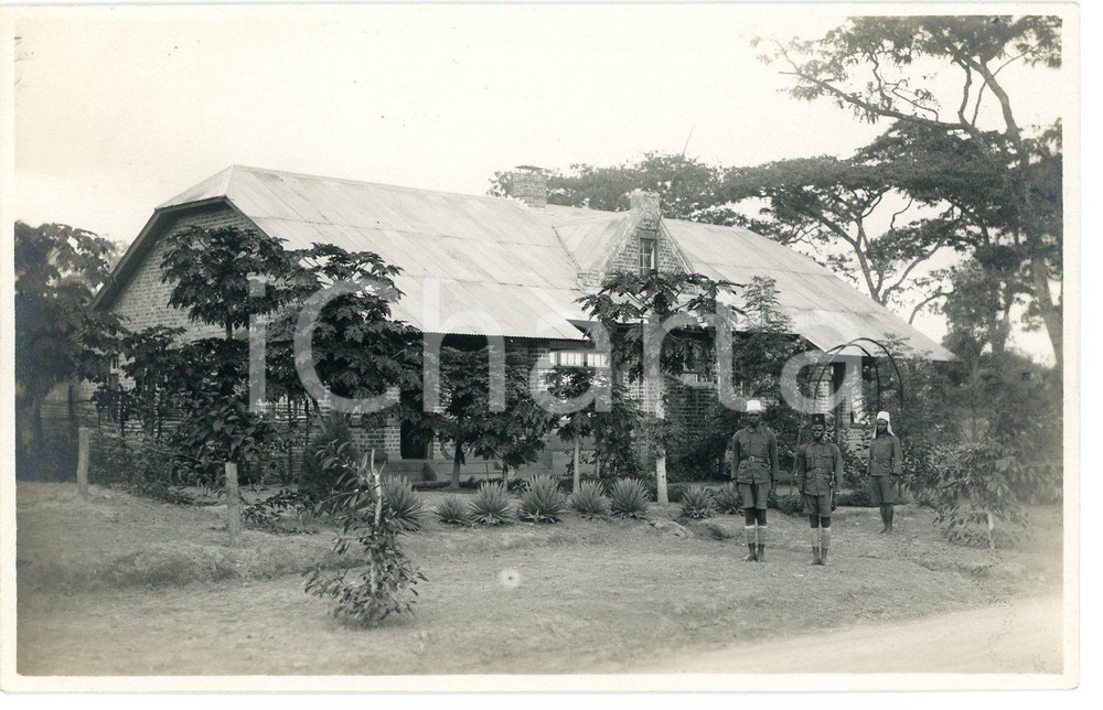 1930 ca LIKASI (CONGO BELGE) Edifice colonial et gardiens *Photo L. GABRIEL 55 3 Fotografia originale d'epoca, in formato cartolina postale.FOTOGRAFO: L&eacute;opold Gabriel - Panda - Katanga  GOOD/buono  Formato: 14x9 cm originale e autentica 1