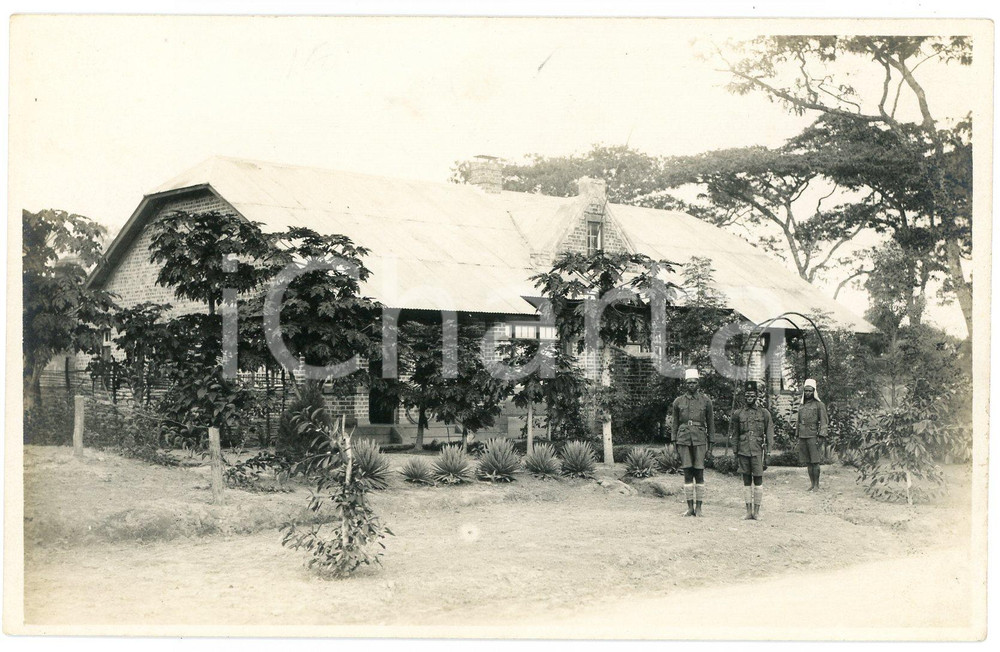 1930 ca LIKASI (CONGO BELGE) Edifice colonial et gardiens *Photo L. GABRIEL 55 2 Fotografia originale d'epoca, in formato cartolina postale.FOTOGRAFO: L&eacute;opold Gabriel - Elisabethville GOOD/buono  Formato: 14x9 cm originale e autentica 1