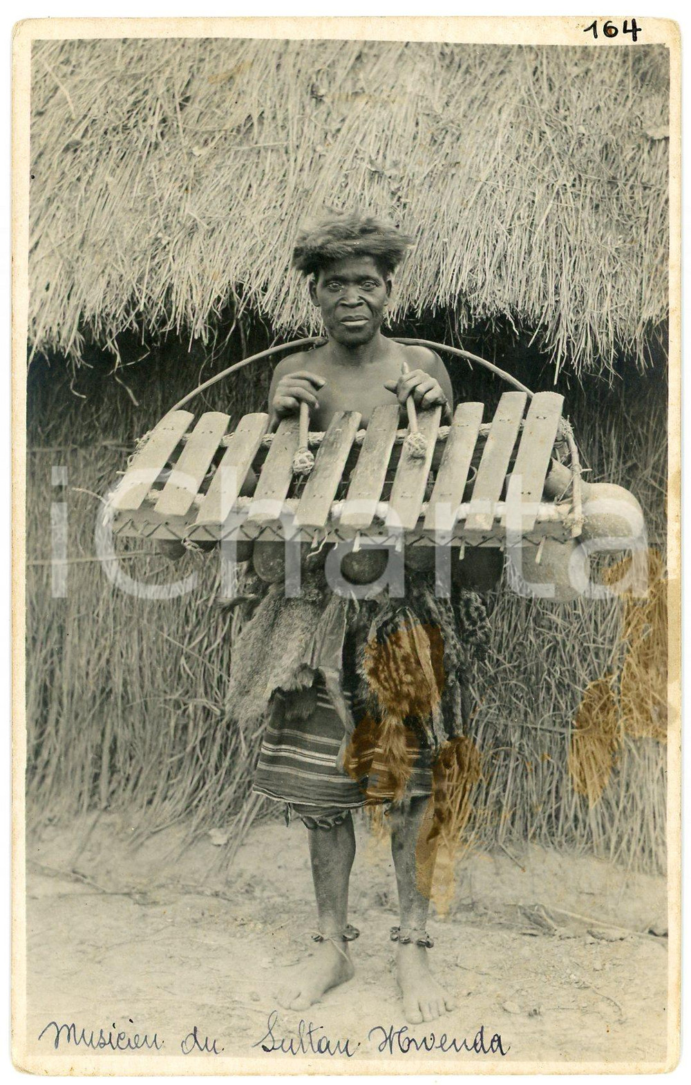 1930 ca CONGO BELGE - Musicien du Sultan MWENDA - Photo L. GABRIEL n.163 Fotografia originale d'epoca, in formato cartolina postale.FOTOGRAFO: L. Gabriel POOR/danneggiato macchie Formato: 9x14 cm originale e autentica 1