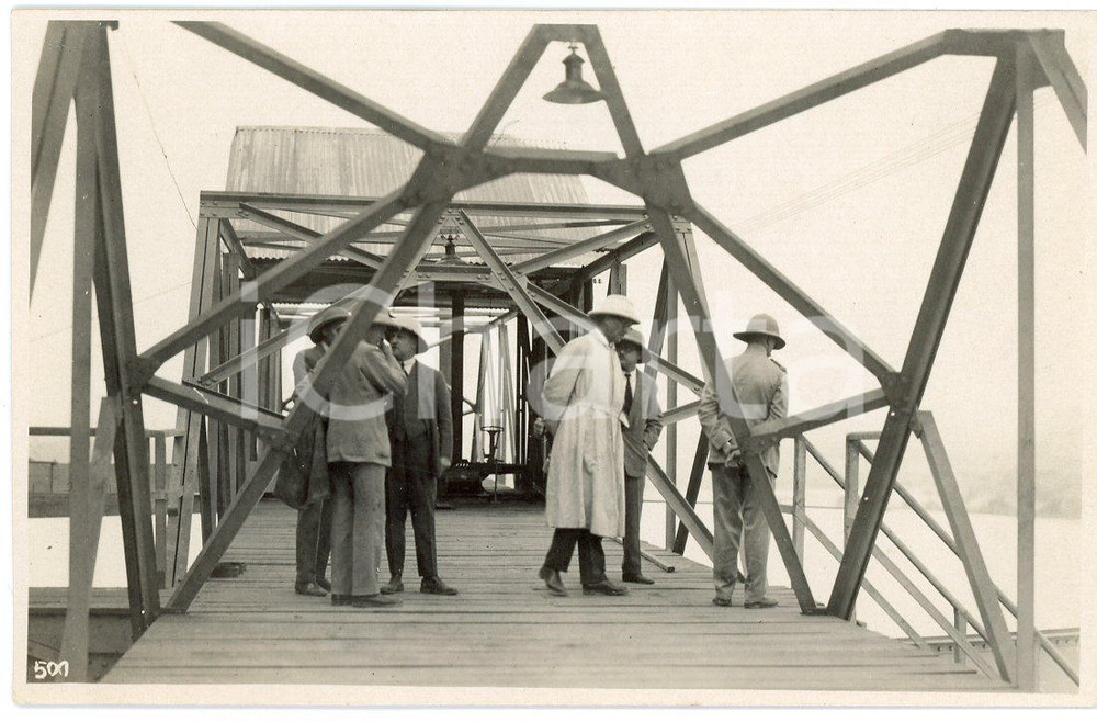 1928 CONGO BELGE Mines KATANGA - Roi Albert Ier - Passerelle ^Photo GABRIEL 500 Fotografia originale d'epoca, scattata durante la visita dei sovrani Alberto I ed Elisabetta del Belgio in Congo.Timbro del fotografo al verso.FOTOGRAFO: L&eacute;opold Gabriel - Panda - Katanga GOOD/buono  Formato: 14x9 cm originale e autentica 1