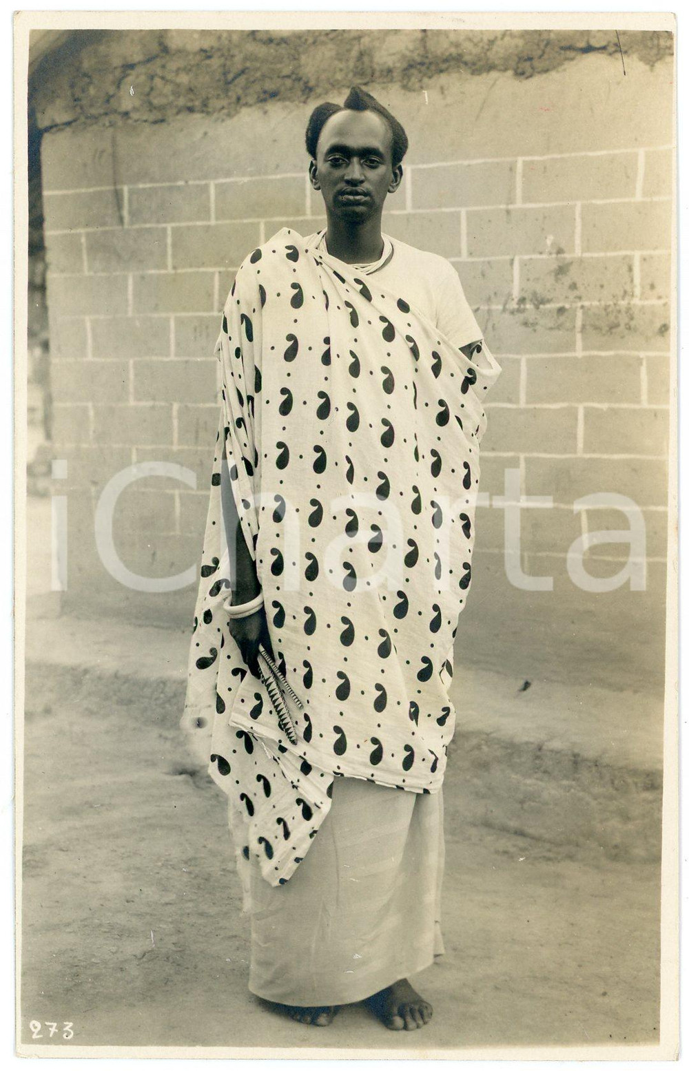 1930 ca CONGO BELGE Sultan du RUANDA-URUNDI - Photo LÃ©opold GABRIEL 273 Fotografia originale d'epoca, con didascalia manoscritta al verso.FOTOGRAFO: L&eacute;opold Gabriel - Panda - Katanga  FAIR/discreto residui cartacei al verso Formato: 9x14 cm originale e autentica 1