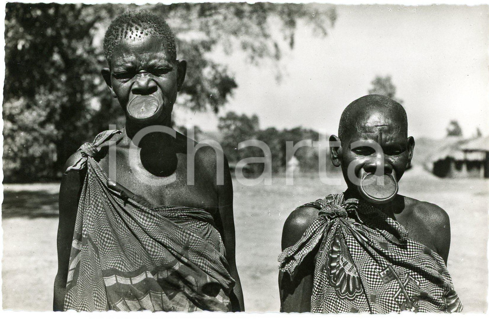 1958 CONGO BELGE - PROVINCE ORIENTALE Femmes à plateaux - Carte postale  Cartolina d'epoca, non viaggiata.Edita in occasione della Exposition Universelle et Internationale de Bruxelles.  FAIR/discreto Lievi Smussature agli angoli Formato: 14x9 cm originale e autentica 1