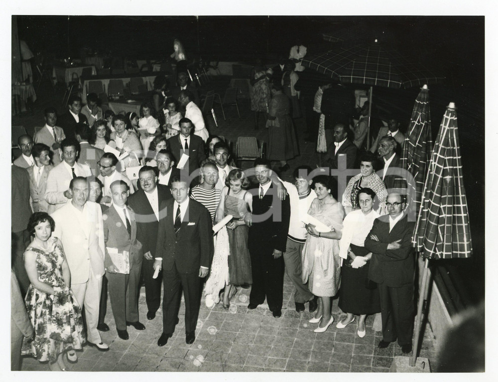 1958 LIDO DI GENOVA Mike BONGIORNO - Vincitori di "Lascia o Raddoppia"  Foto Luglio 1958Fotografia vintage rara d'epoca, scattata in occasione di una serata per i vincitori di "Lascia o Raddoppia", presso la "Caravella d'Oro".Timbro archivio Publifoto Genova al verso.ICHARTA mette in vendita le stampe vintage della collezione Publifoto Genova, per la maggior parte inedita o in tiratura di pochi esemplari. Si tratta di un'ottima opportunità di investimento per i collezionisti di fotografie d'epoca.   POOR/danneggiato difetti di stampa evidenti al margine inferiore Formato: 24x18 cm originale e autentica 1