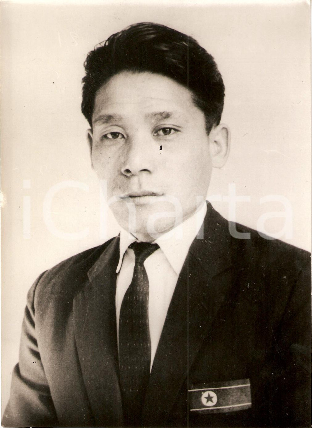 Fotografia d epoca originale 1968 COREA DEL NORD Nazionale calcio Ritratto Myung RYE HYUN Allenatore FOTO 1