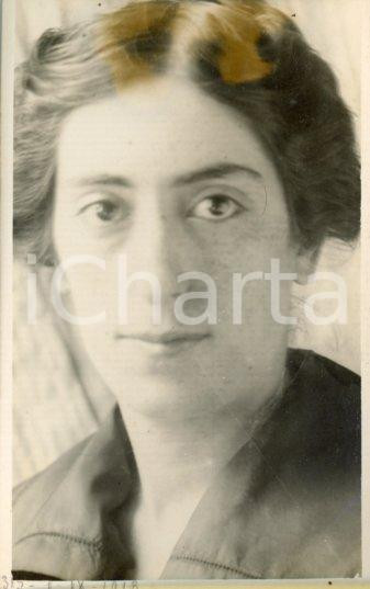 1918 NAPOLI Maria CAPPELLO - Ritratto  *Foto Luigi GREA (1) Fotografia originale d'epoca, in formato cartolina postale.Si tratta di uno scatto realizzato da un fotografo amatoriale, Luigi "Gigi" Grea, funzionario delle ferrovie.Didascalia manoscritta. POOR/danneggiato piccola mancanza marginale; macchie al lato superiore Formato: 9x14 cm originale e autentica 1