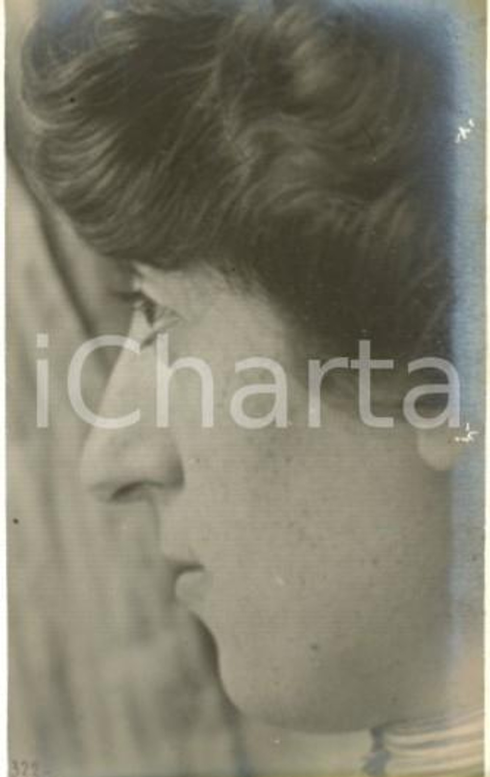 1919 NAPOLI Maria CAPPELLO - Ritratto di profilo con acconciatura *Foto GREA (2) Fotografia originale d'epoca, in formato cartolina postale.Si tratta di uno scatto realizzato da un fotografo amatoriale, Luigi "Gigi" Grea, funzionario delle ferrovie. GOOD/buono minime abrasioni e difetti di stampa Formato: 9x14 cm originale e autentica 1