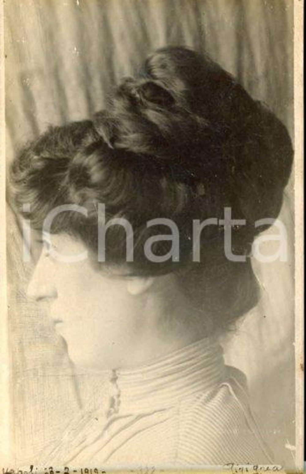1919 NAPOLI Maria CAPPELLO - Ritratto di profilo con acconciatura *Foto GREA (1) Fotografia originale d'epoca, in formato cartolina postale.Si tratta di uno scatto realizzato da un fotografo amatoriale, Luigi "Gigi" Grea, funzionario delle ferrovie.Didascalia manoscritta. GOOD/buono minime abrasioni e difetti di stampa Formato: 9x14 cm originale e autentica 1