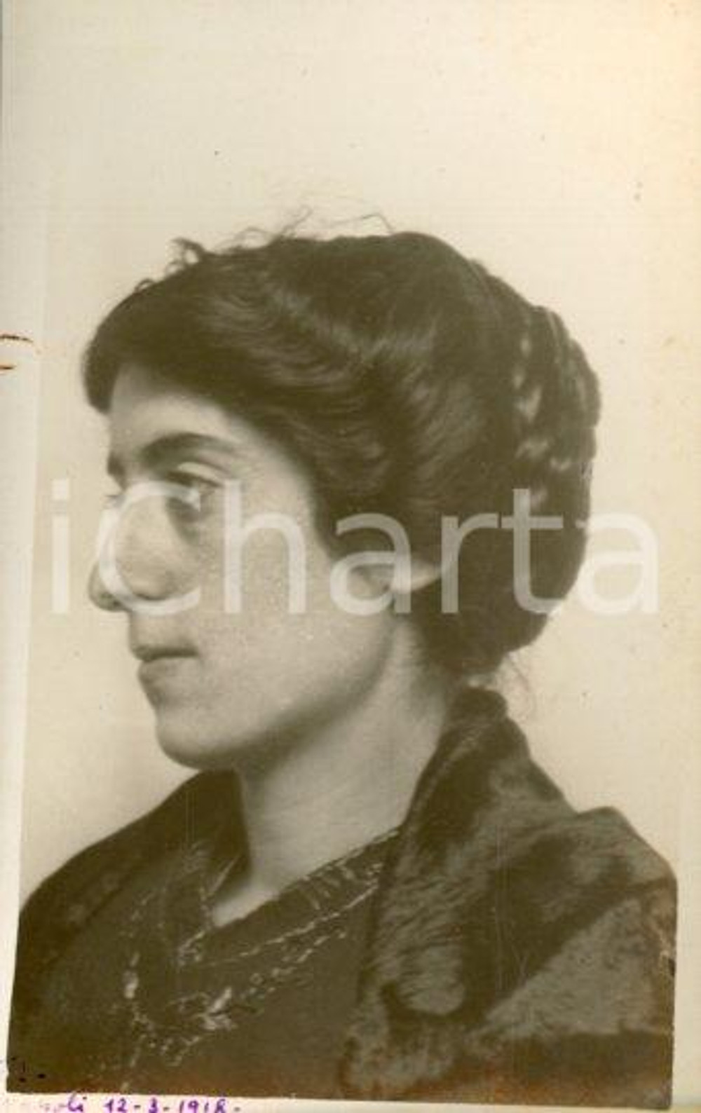 1918 NAPOLI Maria CAPPELLO - Ritratto di profilo con acconciatura *Foto GREA (3) Fotografia originale d'epoca, in formato cartolina postale.Si tratta di uno scatto realizzato da un fotografo amatoriale, Luigi "Gigi" Grea, funzionario delle ferrovie.Didascalia manoscritta. FAIR/discreto lievi tracce di ruggine e fioriture Formato: 9x14 cm originale e autentica 1