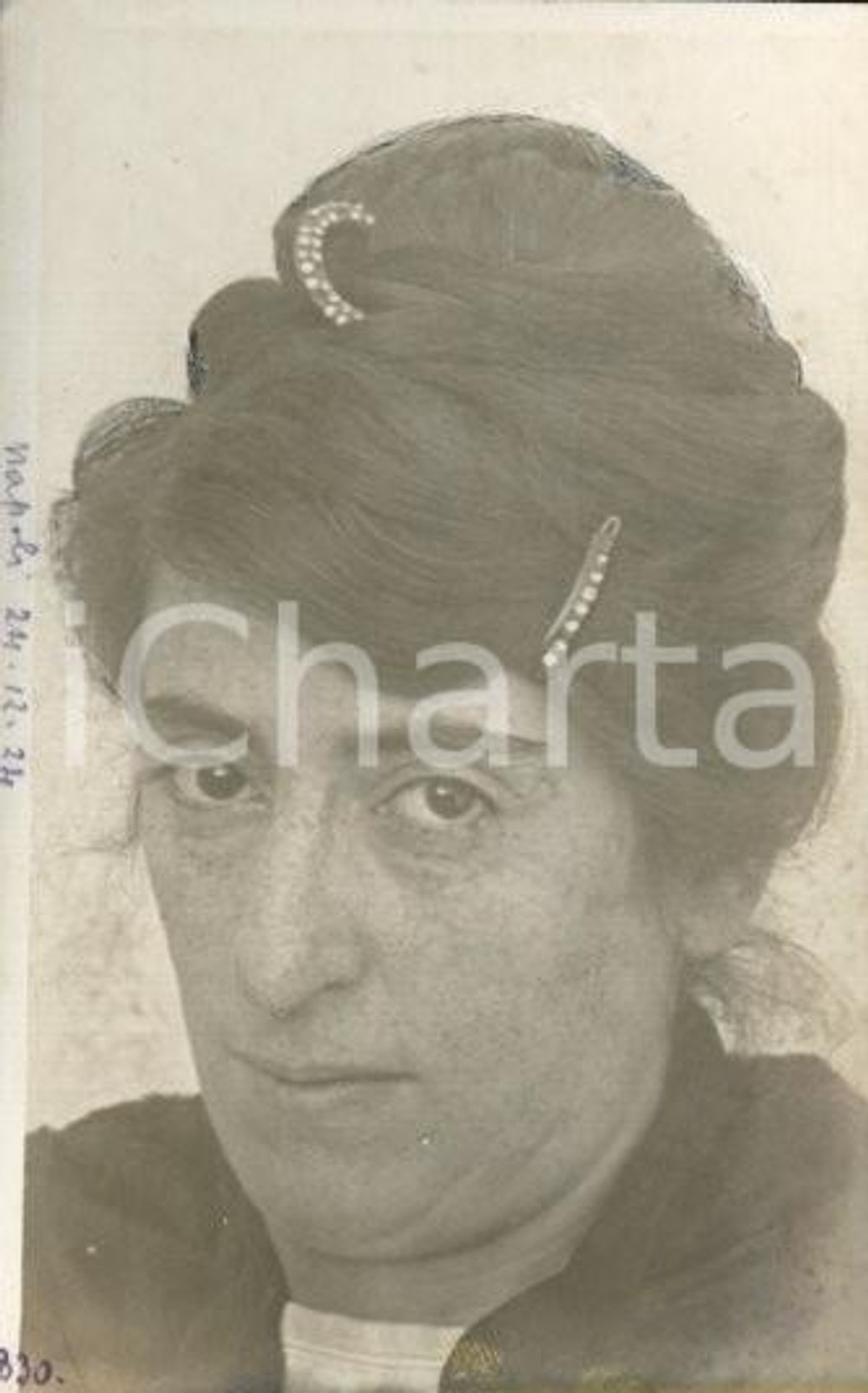 1924 NAPOLI Maria CAPPELLO - Ritratto acconciatura e forcine *Foto Luigi GREA Fotografia originale d'epoca, in formato cartolina postale.Si tratta di uno scatto realizzato da un fotografo amatoriale, Luigi "Gigi" Grea, funzionario delle ferrovie.Didascalia manoscritta. FAIR/discreto aloni e ritocchi manuali Formato: 9x14 cm originale e autentica 1