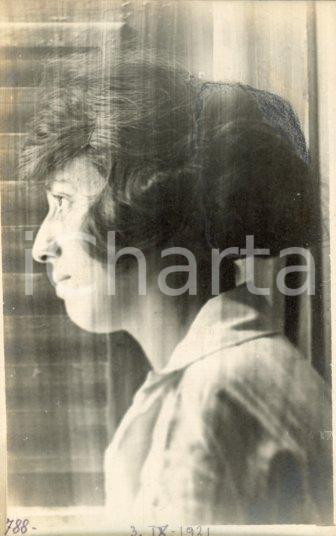 1921 NAPOLI Maria CAPPELLO - Ritratto di profilo con acconciatura *Foto GREA (3) Fotografia originale d'epoca, in formato cartolina postale.Si tratta di uno scatto realizzato da un fotografo amatoriale, Luigi "Gigi" Grea, funzionario delle ferrovie.Didascalia manoscritta. FAIR/discreto difetti di stampa Formato: 9x14 cm originale e autentica 1