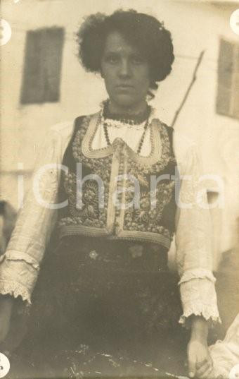 1908 (?) ITALIA Famiglia MAZZARINO - Donna in costume bulgaro *Foto Luigi GREA Fotografia originale d'epoca, in formato cartolina postale.Si tratta di uno scatto realizzato da un fotografo amatoriale, Luigi "Gigi" Grea, funzionario delle ferrovie. FAIR/discreto difetti di stampa Formato: 9x14 cm originale e autentica 1