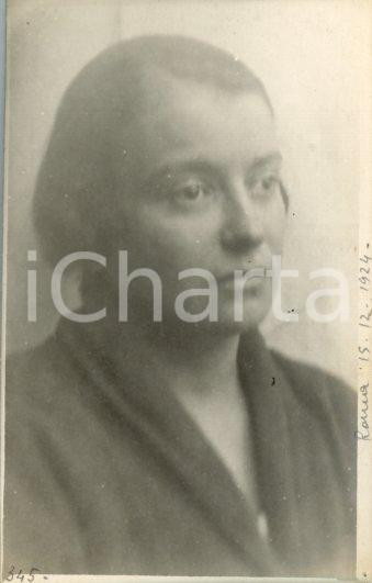 1924 ROMA Elena RICCI FOSCHI - Ritratto *Fotocartolina Luigi GREA Fotografia originale d'epoca, in formato cartolina postale.Si tratta di uno scatto realizzato da un fotografo amatoriale, Luigi "Gigi" Grea, funzionario delle ferrovie.Didascalia manoscritta. FAIR/discreto piccoli difetti di stampa; ritocchi manuali Formato: 9x14 cm originale e autentica 1