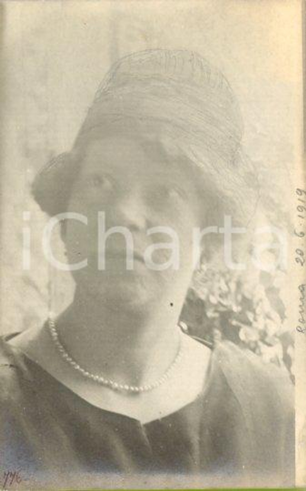 1919 ROMA Luigi GREA - Donna con cappellino *Foto ARTISTICA Fotografia originale d'epoca, in formato cartolina postale.Si tratta di uno scatto realizzato da un fotografo amatoriale, Luigi "Gigi" Grea, funzionario delle ferrovie. FAIR/discreto ritocchi manuali e minimi difetti di stampa Formato: 9x14 cm originale e autentica 1