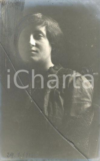 1914 ROMA Ritratto di Maria CAZZANI - Fotocartolina Luigi GREA (7) Fotografia originale d'epoca.Si tratta di uno scatto realizzato da un fotografo amatoriale, Luigi "Gigi" Grea, funzionario delle ferrovie. POOR/danneggiato evidenti difetti di stampa e ritocchi manuali Formato: 9x14 cm originale e autentica 1