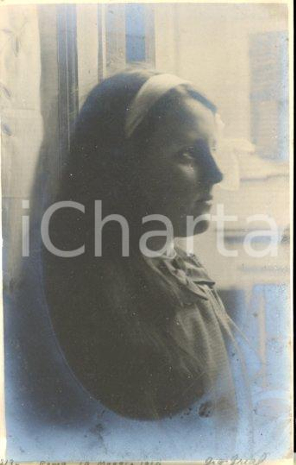 1914 ROMA Ritratto di bambina alla finestra - Fotocartolina Luigi GREA Fotografia originale d'epoca, in formato cartolina postale.Si tratta di uno scatto realizzato da un fotografo amatoriale, Luigi "Gigi" Grea, funzionario delle ferrovie. FAIR/discreto aloni Formato: 9x14 cm originale e autentica 1