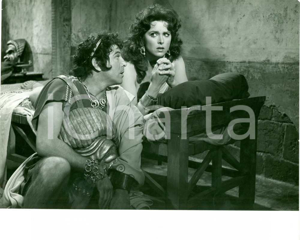Fotografia d epoca originale 1960 L ASSEDIO DI SIRACUSA Tina LOUISE e Enrico Maria SALERNO Foto di scena 1