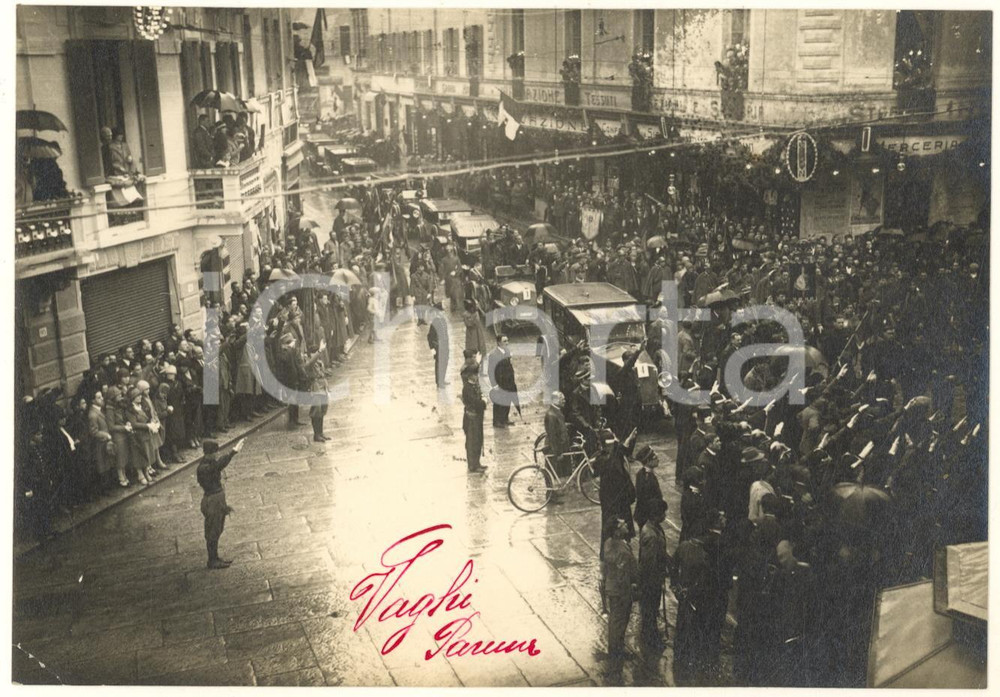 1925 PARMA Visita di Benito Mussolini - Corteo *Foto VAGHI - RARA  Fotografia originale d'epoca, con didascalia al verso.La fotografia venne scattata in occasione della visita a Parma di Benito Mussolini.FOTOGRAFO: Luigi Vaghi - Parma FAIR/discreto piegature angolari Formato: 17x12 cm originale e autentica 1