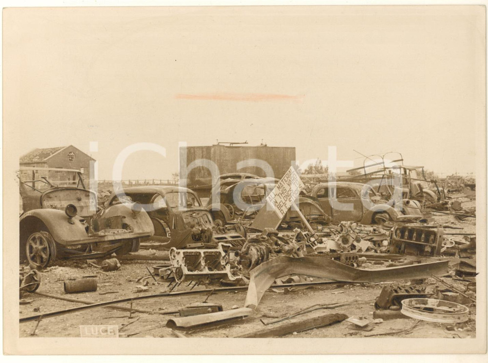 1941 WW2 LIBIA Materiale abbandonato dagli inglesi - Ritirata dalla Cirenaica  Fotografia originale d'epoca, con timbro datario e didascalia al verso. POOR/danneggiato traccia centrale a pastello; lievi ritocchi manuali Formato: 18x13 cm originale e autentica 1