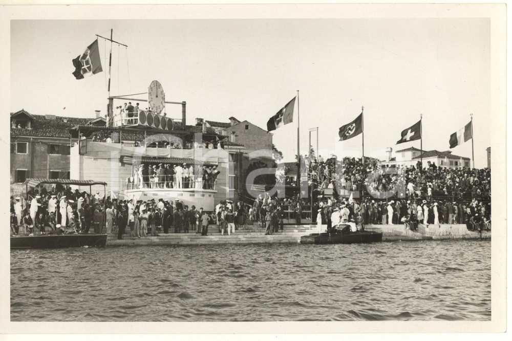 1938 VENEZIA Concorso Motonautico Internazionale - Tribuna *Foto 18x13 cm  Fotografia originale d'epoca, con timbro datario e didascalia al verso. POOR/danneggiato piegatura angolare; minimo strappo al lato sinistro Formato: 18x13 cm originale e autentica 1