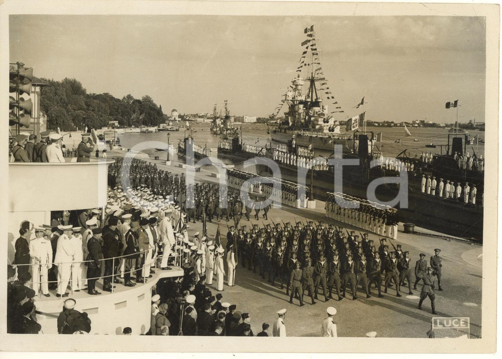 1938 VENEZIA SAN MARCO Il Re consegna le bandiere di combattimento alle navi  Fotografia originale d'epoca, con timbro datario e didascalia al verso. FAIR/discreto piegature angolari; lievi graffi Formato: 18x13 cm originale e autentica 1