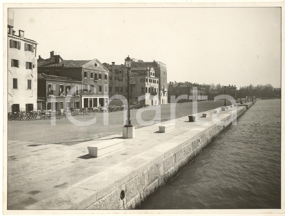 1937 VENEZIA Il Molo dell'Impero nel bacino di San Marco *Foto 24x18 cm  Fotografia originale d'epoca, con timbro datario e didascalia al verso. FAIR/discreto minime macchie al recto; macchia al verso Formato: 24x18 cm originale e autentica 1