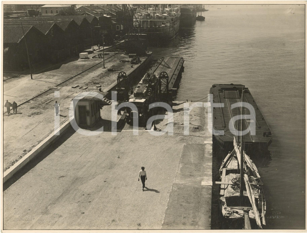 1934 VENEZIA Stazione Marittima - Traghetto per gli automezzi *Foto 24x18 cm  Fotografia originale d'epoca, con timbro datario e didascalia al verso.FOTOGRAFO: Graziani - Venezia GOOD/buono  Formato: 24x18 cm originale e autentica 1