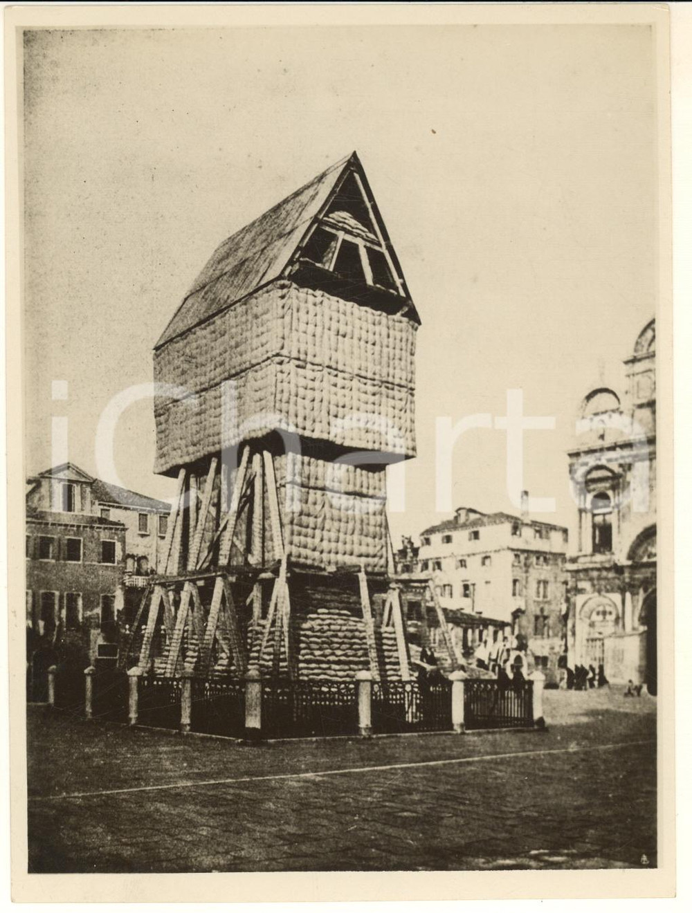 1918 (1930) WW1 VENEZIA Protezione del monumento a Colleoni *Foto  Fotografia originale d'epoca, con didascalia manoscritta al verso.Si tratta di una stampa databile agli anni Trenta di un celebre scatto della Prima Guerra Mondiale, durante la quale Venezia protesse con una sorta di gabbia il monumento a Colleoni in Campo San Zanipolo. FAIR/discreto piegatura angolare; lievi difetti di stampa Formato: 13x18 cm originale e autentica 1