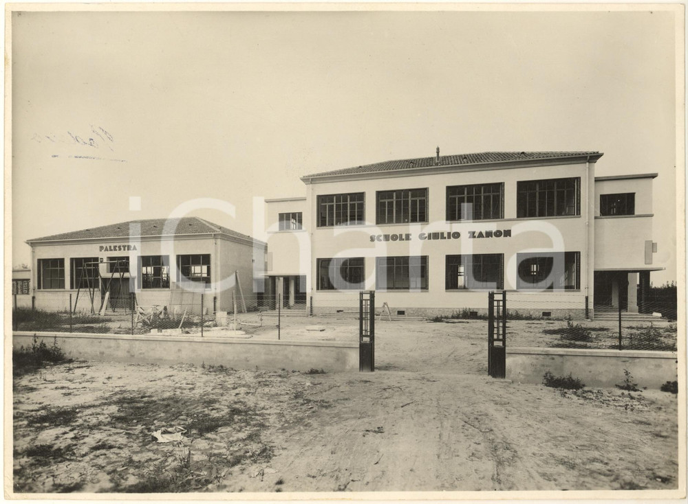 1934 ARCHITETTURA CADONEGHE (PD) Nuove scuole "Giulio Zanon" *Foto  Fotografia originale d'epoca, con timbro datario e didascalia manoscritta al verso. VERY POOR/gravemente danneggiato evidenti piegature angolari; impressione di scritta a inchiostro al lato sinistro Formato: 24x18 cm originale e autentica 1