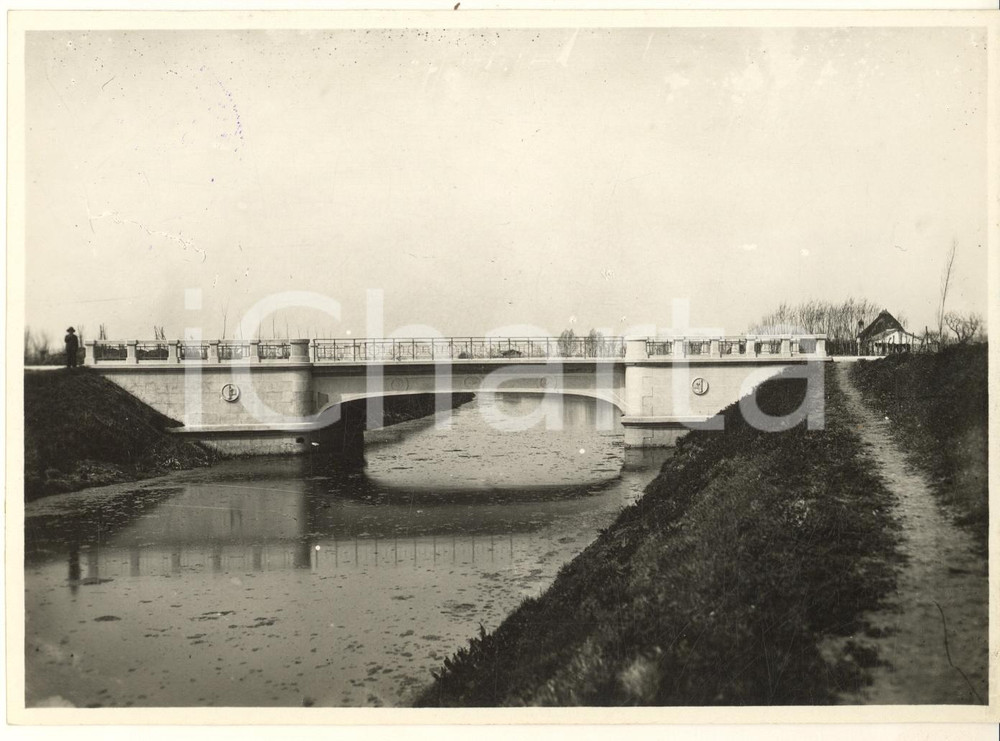 1930 ca BONIFICHE PADOVA Canale REBOSOLA - Ponte in cemento armato *Foto  Fotografia originale d'epoca, con didascalia manoscritta al verso.Si tratta di un'opera del Consorzio di Bonifica Bacchiglione Fossa Palatina. FAIR/discreto lievi macchie e puntinature Formato: 18x13 cm originale e autentica 1