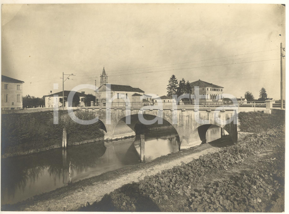 1930 ca CAGNOLA (PD) Ponte sul Canale della Battaglia *Foto 23x17 cm  Fotografia originale d'epoca, con didascalia manoscritta al verso.FOTOGRAFO: Cislon - Padova GOOD/buono lievi difetti di stampa Formato: 24x18 cm originale e autentica 1