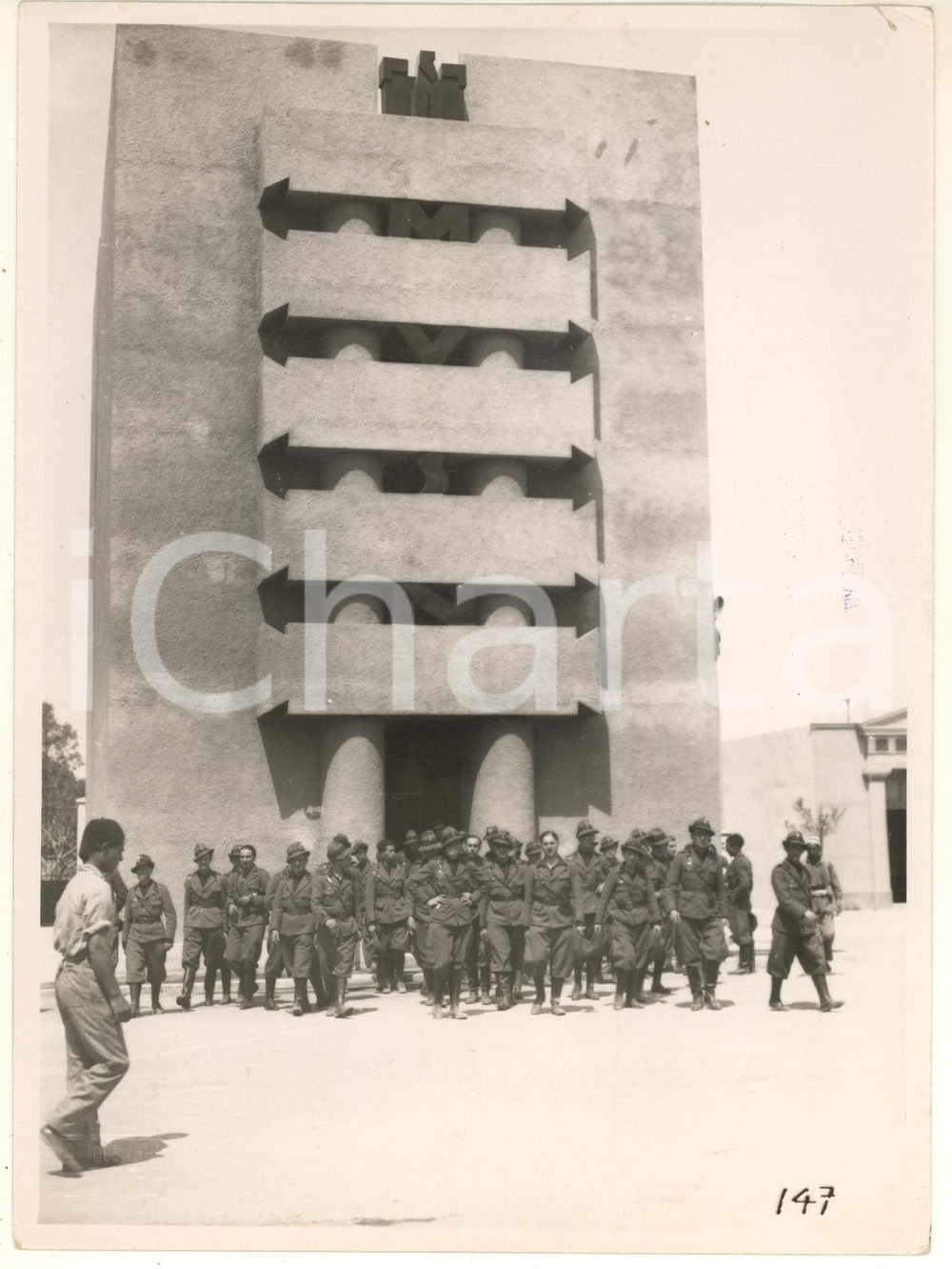 1933 TRIPOLI Mostra della Milizia - Visita 1^ Legione Universitaria in crociera  Fotografia originale d'epoca, con didascalia dattiloscritta al verso.Si tratta della 1^ Legione Milizia Universitaria "Principe di Piemonte".FOTOGRAFO: Ottolenghi - Torino POOR/danneggiato piegature angolari Formato: 18x24 cm originale e autentica 1