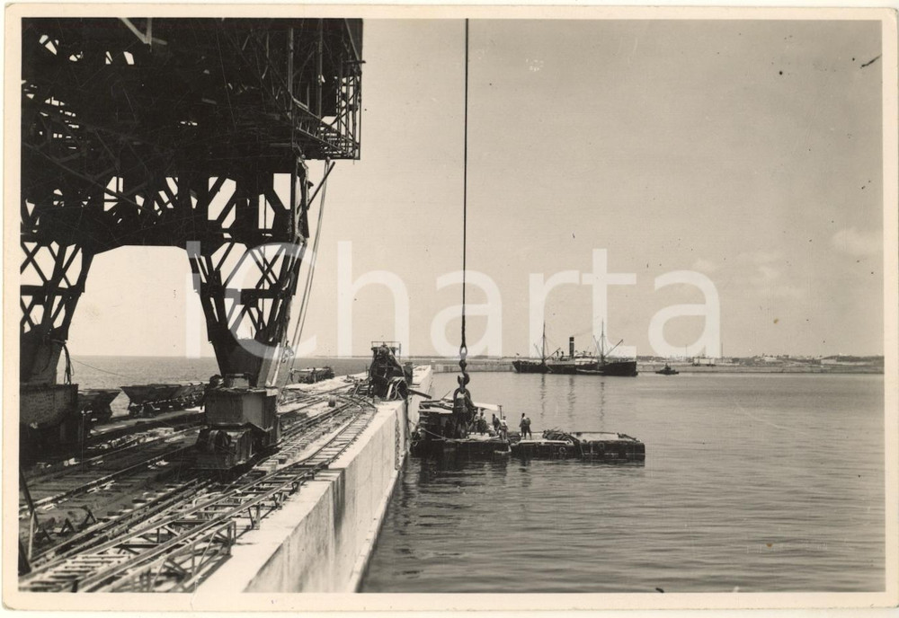 1933 LIBIA ITALIANA - BENGASI - Il nuovo porto: avanzamento della banca muraria  Fotografia originale d'epoca, con timbro datario e didascalia al verso.FOTOGRAFO: V. Dinami - Bengasi FAIR/discreto piegature marginali Formato: 18x12 cm originale e autentica 1
