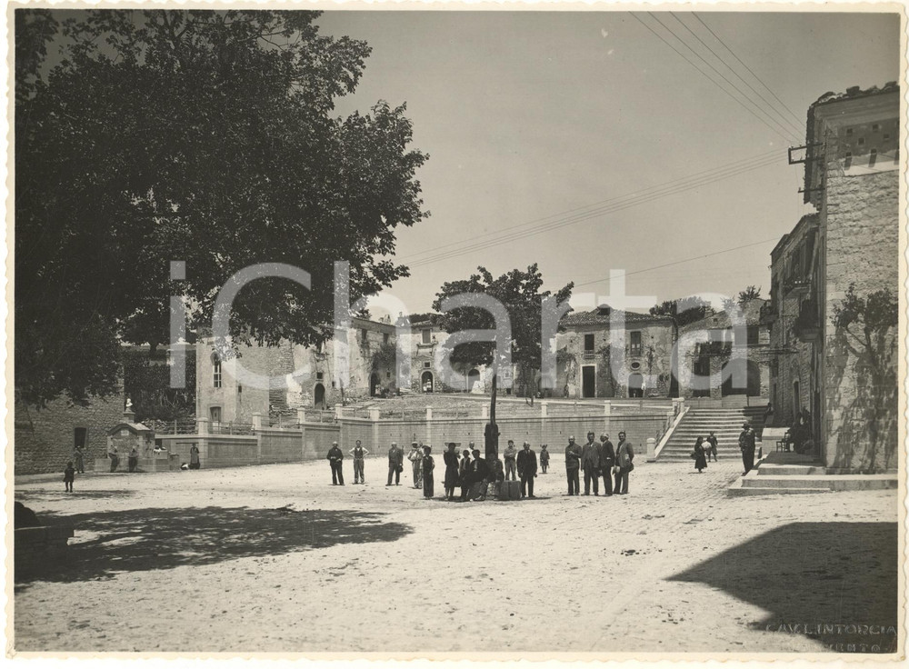 1934 BUONALBERGO (BN) Sistemazione della Piazza Mercato *Foto ANIMATA RARA  Fotografia originale d'epoca, con timbro datario e didascalia al verso.FOTOGRAFO: Luigi Intorcia - Benevento POOR/danneggiato piegature Formato: 24x18 cm originale e autentica 1