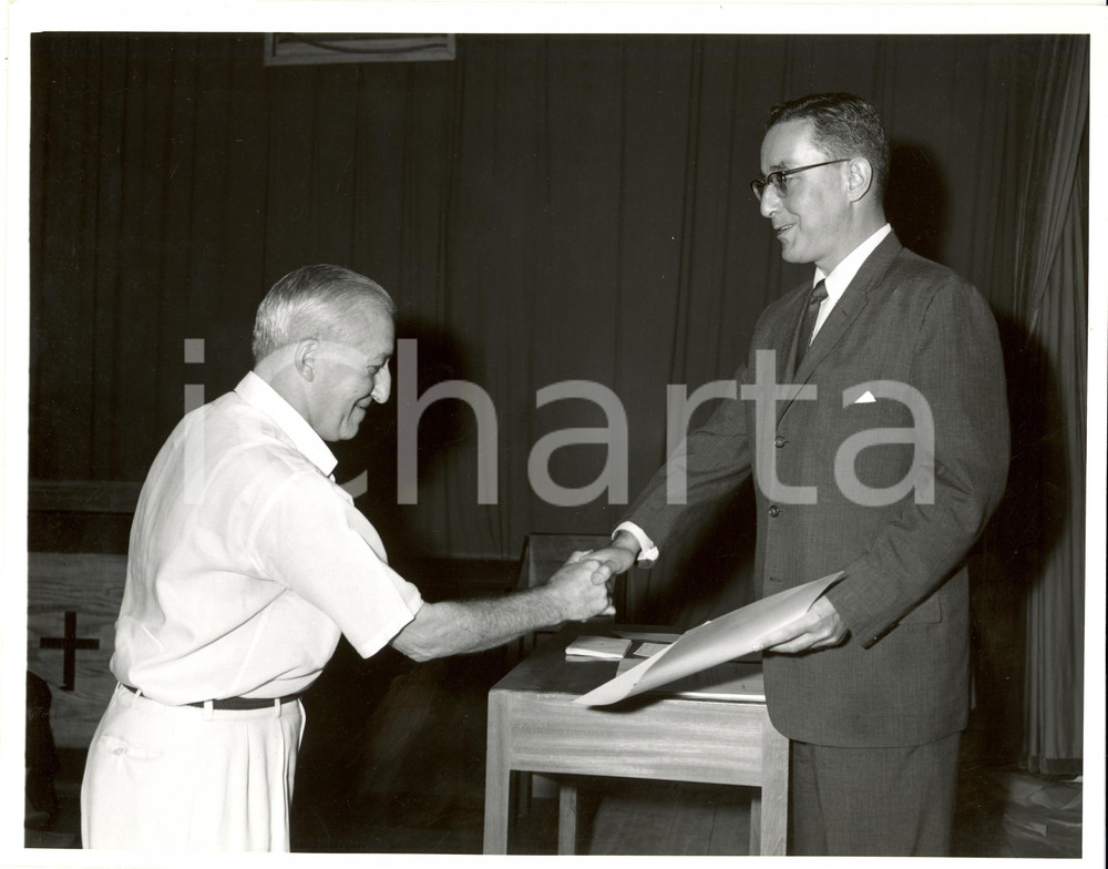 Fotografia d epoca originale 1960 ca CAMBOGIA Premio professore Complesso scolastico Missione Statunitense 1