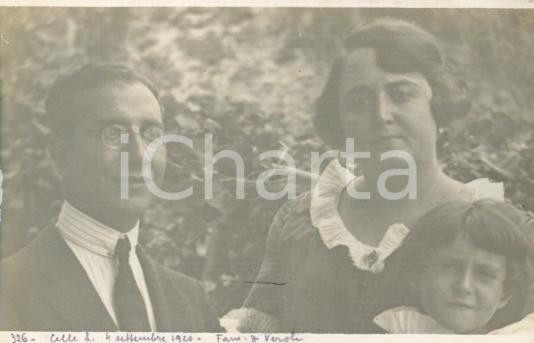 1920 CELLE LIGURE Famiglia DI VEROLI - Ritratto *Foto Luigi GREA (2) Fotografia originale d'epoca, in formato cartolina postale.Si tratta di uno scatto realizzato da un fotografo amatoriale, Luigi "Gigi" Grea, funzionario delle ferrovie. FAIR/discreto abrasioni marginali Formato: 14x9 cm originale e autentica 1