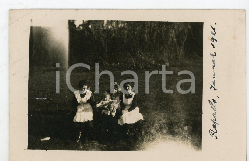 1920 RAPALLO (GE) Donna con bambina e due cameriere - Ritratto *Foto 2 Fotografia originale d'epoca, in formato cartolina postale.  POOR/danneggiato lieve piegatura angolare; increspature; tracce di colla; vasta abrasione e residuo cartaceo al verso Formato: 14x9 cm originale e autentica 1