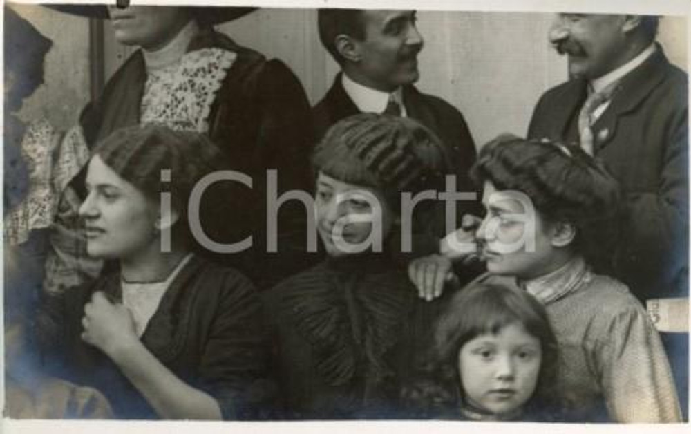 1911 ROMA Ritratto famiglia PACCIARELLI - Fotocartolina ARTISTICA (1) Fotografia originale d'epoca, in formato cartolina postale.Si tratta di uno scatto realizzato da un fotografo amatoriale, Luigi "Gigi" Grea, funzionario delle ferrovie. FAIR/discreto fioriture al verso; piccola macchia marginale al recto Formato: 14x9 cm originale e autentica 1