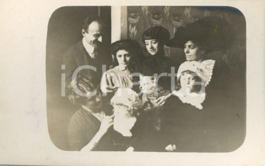 1911 ROMA Famiglia PACCIARELLI con bambina e cagnolino - Foto ARTISTICA (1) Fotografia originale d'epoca, in formato cartolina postale.Si tratta di uno scatto realizzato da un fotografo amatoriale, Luigi "Gigi" Grea, funzionario delle ferrovie. GOOD/buono  Formato: 14x9 cm originale e autentica 1
