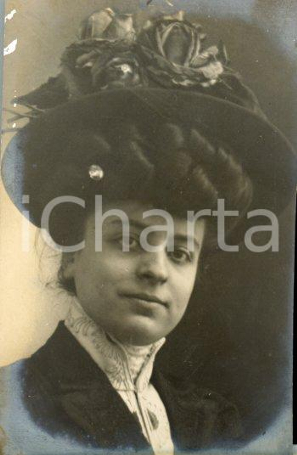1913 ? ROMA Famiglia PACCIARELLI -Giovane donna - Foto Luigi GREA (1) Fotografia originale d'epoca.Si tratta di uno scatto realizzato da un fotografo amatoriale, Luigi "Gigi" Grea, funzionario delle ferrovie. FAIR/discreto piccole abrasioni; margini rifilati Formato: 9x14 cm originale e autentica 1
