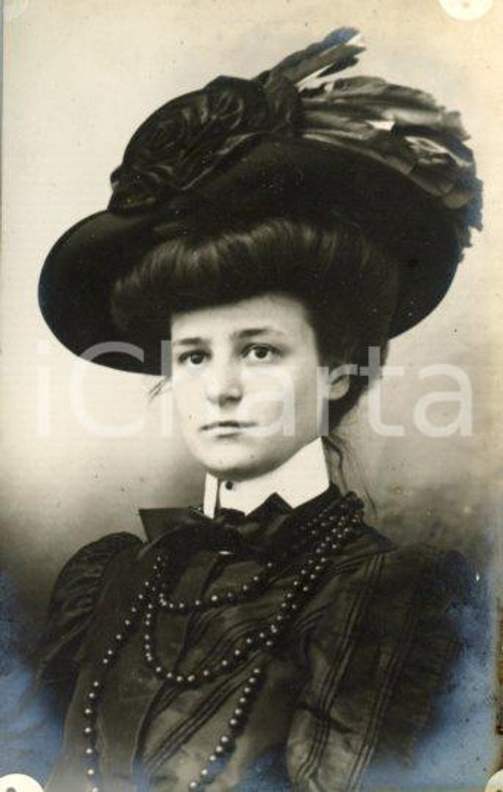 1913 ? ROMA Famiglia PACCIARELLI - Giovane donna - Foto Luigi GREA (2) Fotografia originale d'epoca.Si tratta di uno scatto realizzato da un fotografo amatoriale, Luigi "Gigi" Grea, funzionario delle ferrovie. FAIR/discreto difetti di stampa Formato: 9x14 cm originale e autentica 1