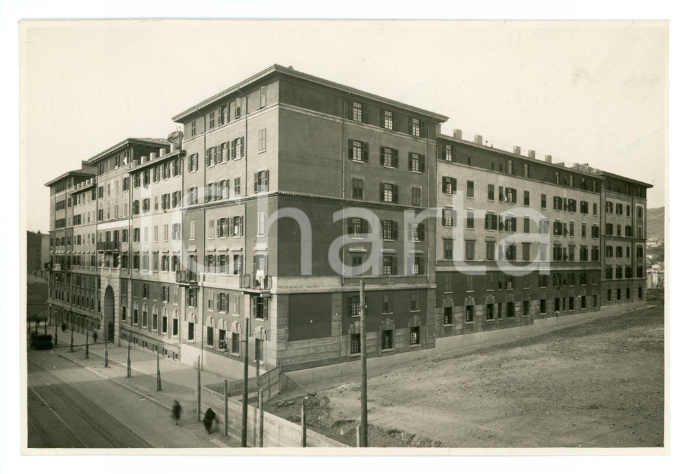 1930 ca TRIESTE Via dell'Istria - Edilizia popolare - Foto 17x11 cm Fotografia originale d'epoca, con didascalia al verso. FAIR/discreto lievi aloni al recto Formato: 17x11 cm originale e autentica 1