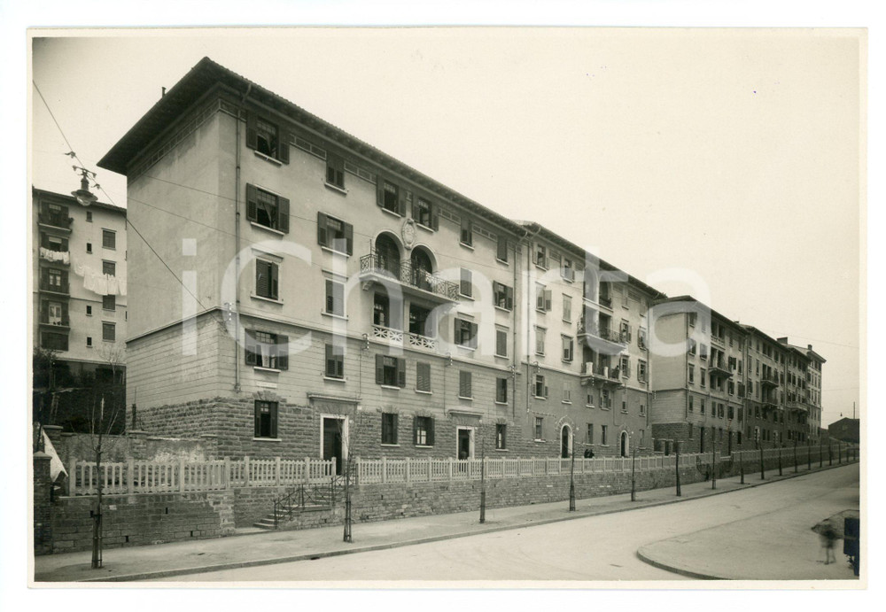 1930 ca TRIESTE Via Giovanni Orlandini - Edilizia popolare RIONE LITTORIO Foto Fotografia originale d'epoca, con didascalia al verso. GOOD/buono  Formato: 17x11 cm originale e autentica 1
