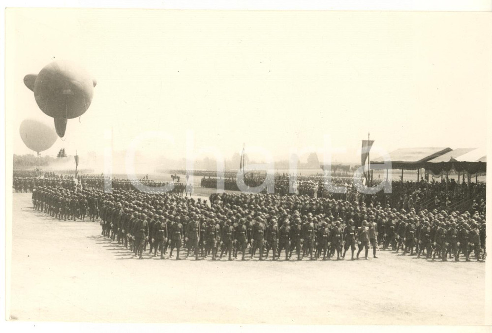 1931 ROMA Festa dello Statuto - Truppe sfilano davanti al Palco Reale - Foto  Fotografia originale d'epoca, con timbro datario e didascalia manoscritta al verso.FOTOGRAFO: Sangiorgi - Roma FAIR/discreto margini rifilati Formato: 17x12 cm originale e autentica 1