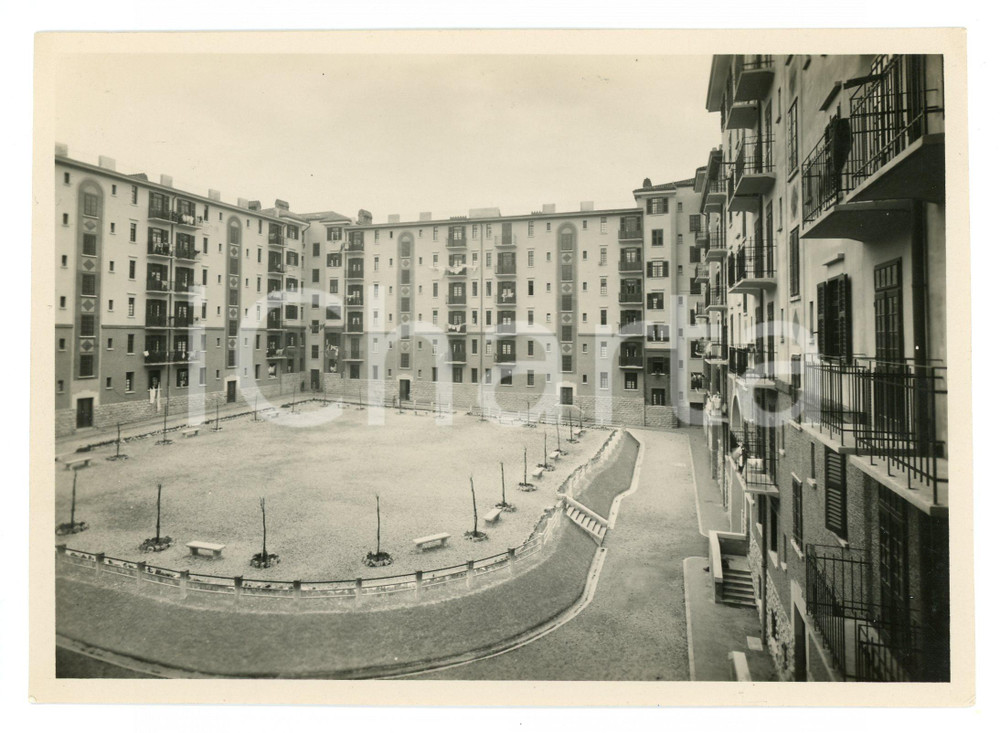 1930 ca TRIESTE Via dell'Istria - Edilizia popolare - Foto 17x12 cm (1) Fotografia originale d'epoca, con didascalia al verso. FAIR/discreto lievi aloni al recto Formato: 17x12 cm originale e autentica 1