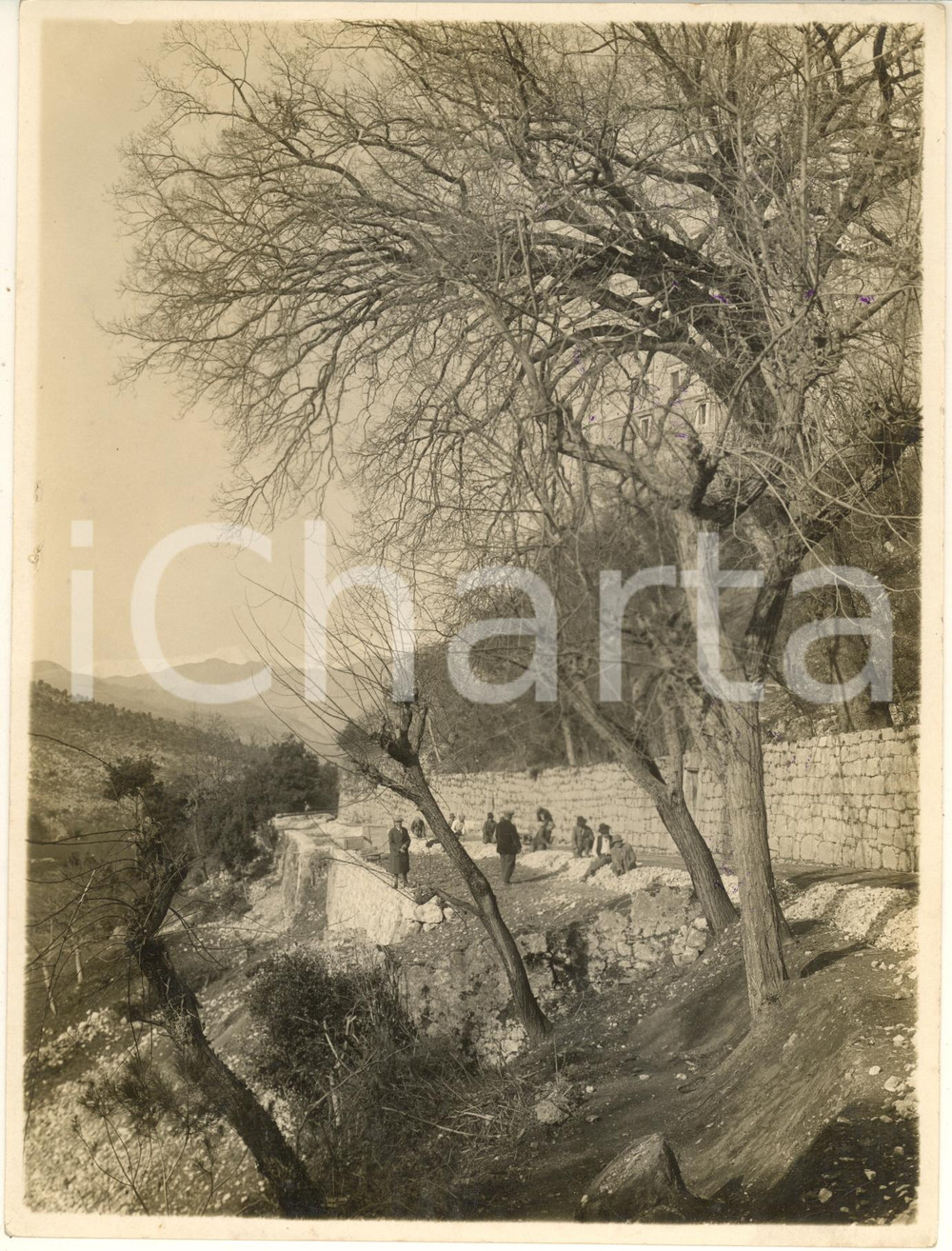 1935 ca SAN PELLEGRINO TERME (BG) Operai al lavoro - Consolidamento *Foto 18x24  Fotografia originale d'epoca, con didascalia al verso.FOTOGRAFO: Paolucci - San Pellegrino POOR/danneggiato piccoli fori da graffetta al lato sinistro Formato: 18x24 cm originale e autentica 1