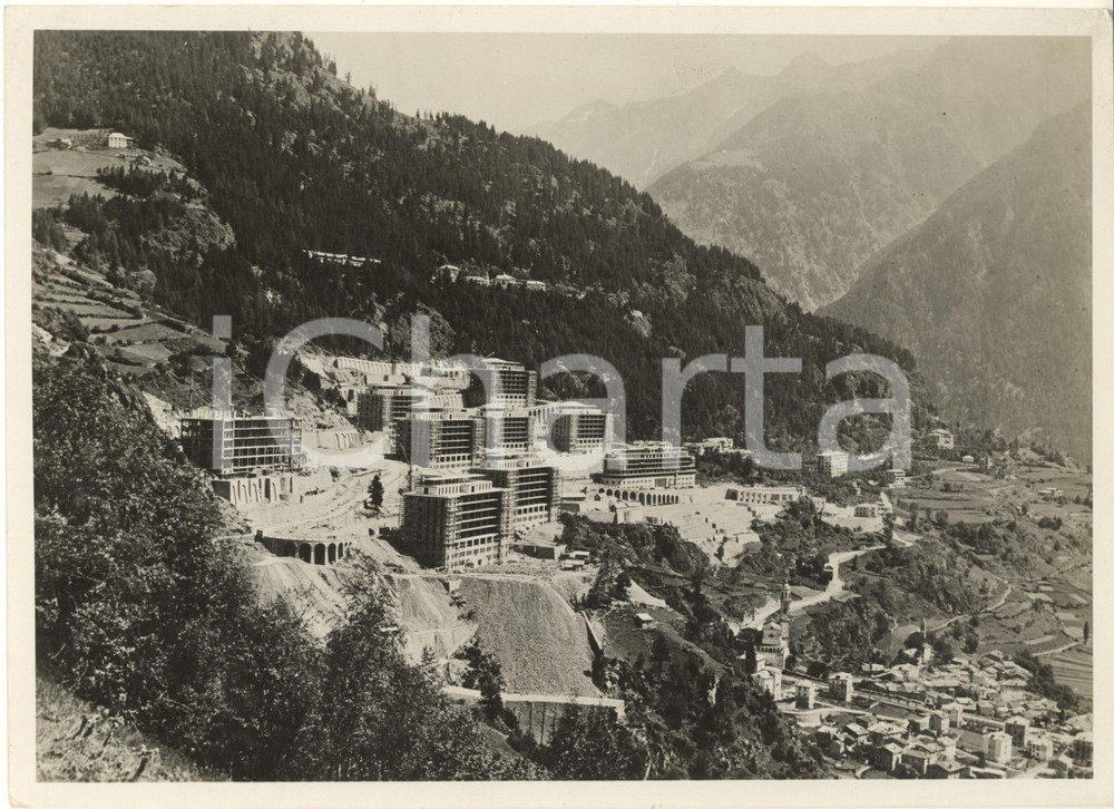 1935 ca SONDALO (SO) INFPS - Costruzione del nuovo sanatorio *Foto 24x18  Fotografia originale d'epoca, con didascalia al verso.Si tratta del Villaggio “Eugenio Morelli” di Sondalo, che fu il più grande sanatorio d’Europa e che venne costruito tra il 1932 e il 1938. GOOD/buono  Formato: 24x18 cm originale e autentica 1