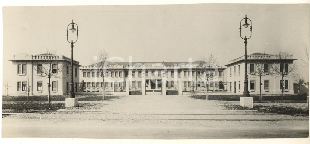 1932 ARCHITETTURA FASCISMO RHO (MI) Ospedale di Circolo *Foto 22x11 cm  Fotografia originale d'epoca, con timbro datario e didascalia al verso.FOTOGRAFO: Ghidoni - Rho FAIR/discreto margini rifilati Formato: 22x11 cm originale e autentica 1