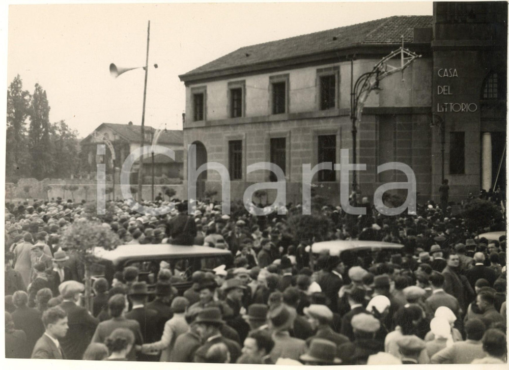 1935 RHO (MI) Folla alla Casa del Fascio per la visita di Starace *Foto 22x16 cm  Fotografia originale d'epoca, con timbro datario e didascalia al verso. FAIR/discreto graffi; piegatura al lato inferiore Formato: 22x16 cm originale e autentica 1